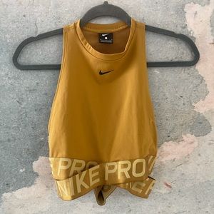 Cropped Nike workout tank